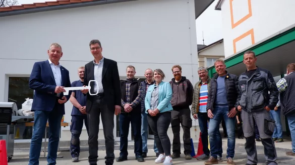 B&uuml;rgermeister Frank Meier und Architekt Lutz Brakemeier er&ouml;ffnen gemeinsam mit den ausf&uuml;hrenden Handwerkern (von links) Enrico Ens, Andreas Ens, Klaus Kuhfu&szlig;, Nadine Reineke (Gemeinde Extertal), Joschka Pockrandt, Andreas Dubbert, Marcus Meyer und Stefan Liedtke den neuen Statdtteiltreff. - &copy; Lorraine Brinkmann