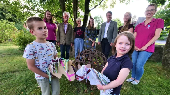 Stolz pr&auml;sentieren J&ouml;rn und Franziska aus dem Kita-F&ouml;rderverein Pottenhausen die ersten selbstgebastelten Steckenpferde. Im Hintergrund freuen sich Inga Babuda (von links), Georg von Sch&ouml;nberg, Heike Pl&ouml;ger-Reineking, Katrin Hameier, Merten Lehmann, Steffi Dietrich und Anja Ruthe bereits auf die gro&szlig;en Vierbeiner. - &copy; J&ouml;rg Hagemann
