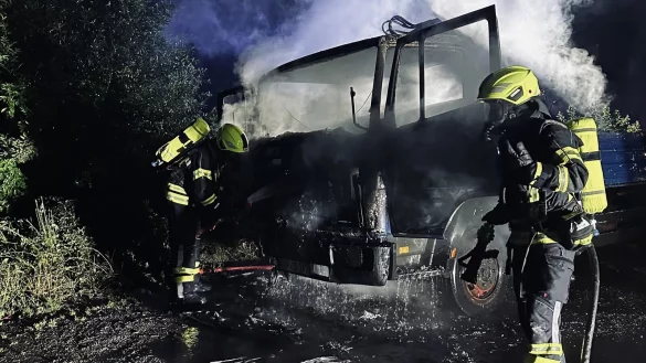Die Feuerwehr Detmold hat den brennenden Lkw gel&ouml;scht. - &copy; Rieks/Feuerwehr Detmold