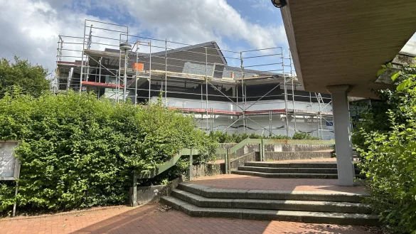 An der Aula des Grabbe-Gymnasiums laufen &uuml;ber die Sommerferien Bauarbeiten. - &copy; Alexandra Schaller