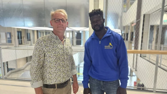 Dachedeckermeister Stefan Raabe aus Lemgo mit seinem Mitarbeiter Awine Ayaba aus Ghana. Der 30-J&auml;hrige ist seit knapp neun Jahren ein fester Bestandteil des Teams. - &copy; Janet K&ouml;nig