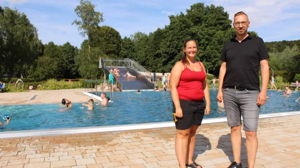 Bademeisterin Julia Sturhahn und Betriebsleiter Mike Wittsieker informieren &uuml;ber die &Ouml;ffnungszeiten, Eintrittspreise und besonderen Attraktionen des Freibads. - &copy; Chiara Wibbeke