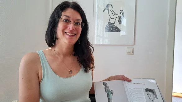 Dr. Mayar&iacute; Granados in ihrem B&uuml;ro. Im Hintergrund die Grafik "Frau mit Traube" (1932), in den H&auml;nden h&auml;lt sie eine Abbildung der dazugeh&ouml;rigen Bronze (1933), die bei Bauarbeiten in Berlin gefunden wurde. - &copy; Carolin Brokmann-F&ouml;rster