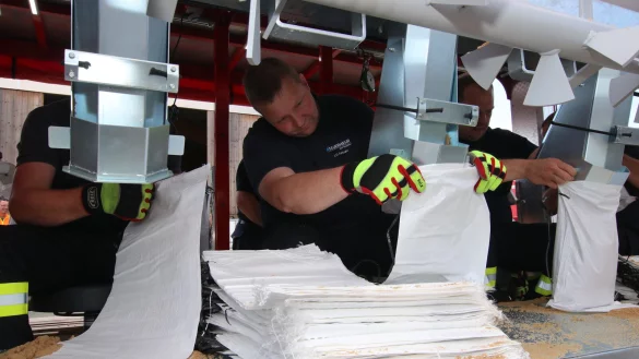 Frank Launhardt und Kameraden von der Feuerwehr Bad Salzuflen f&uuml;llen Sand ab. - &copy; Kreis Lippe