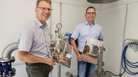 Der Gesch&auml;ftsf&uuml;hrer der Stadtwerke Lage, Michael Wippermann (links), und Prokurist J&ouml;rg Mikus stellen das Projekt vor: Der erste Brunnen in L&uuml;ckhausen ist saniert und mit einem Brunnenh&auml;uschen umbaut worden. Drei weitere an dem Standort folgen, was insgesamt 1,4 Millionen Euro kosten wird. - &copy; Astrid Sewing
