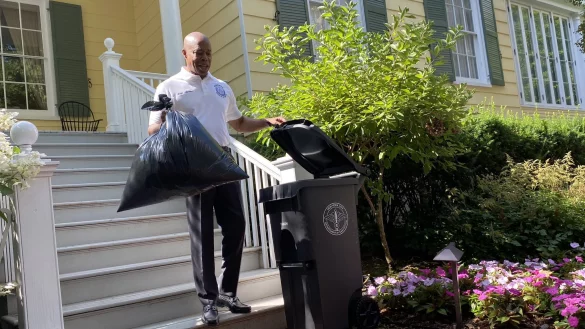 Eric Adams, B&uuml;rgermeister von New York, pr&auml;sentiert die offizielle M&uuml;lltonne der Weltstadt. - &copy; NYC Sanitation/X