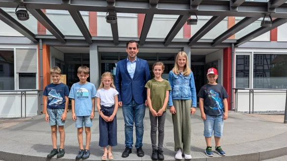 Bürgermeister Torben Blome posiert (Mitte) mit dem "Kinderrat Lügde": (von links) Jakob, Elias, Nele, Jolin, Finja, Mattis. - © Stadt Lügde