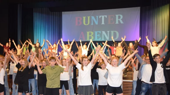 Am Ende des unterhaltenden Kino-Programms kommen alle Sechstkl&auml;ssler vor und auf der B&uuml;hne zusammen, um gemeinsam zum Song Turn It Up zu tanzen. - &copy; Karin Prignitz