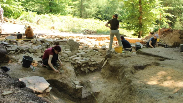 Vier Wochen lang graben sich die britischen und norwegischen Arch&auml;ologiestudenten in das dritte Jahrhundert vor Christus zur&uuml;ck. An der tiefen Stelle k&ouml;nnte ein Grab gewesen sein. - &copy; Chiara Wibbeke