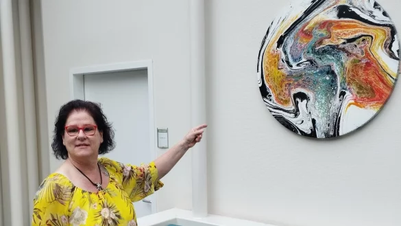 Petra Sindermann wählt ein ungewöhnliches Format für ihre Bilder. Bis Oktober stellt sie im Klinikum Lemgo aus. - © Fotorechte: Petra Sindermann
