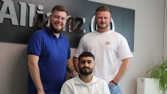 Dominik Fluri (links) und Kamil Gorny (rechts) sind froh, den erfolgreichen &Uuml;berflieger Diyar G&uuml;nd&uuml;z nach der Ausbildung weiter besch&auml;ftigen zu k&ouml;nnen. - &copy; Knut Dinter