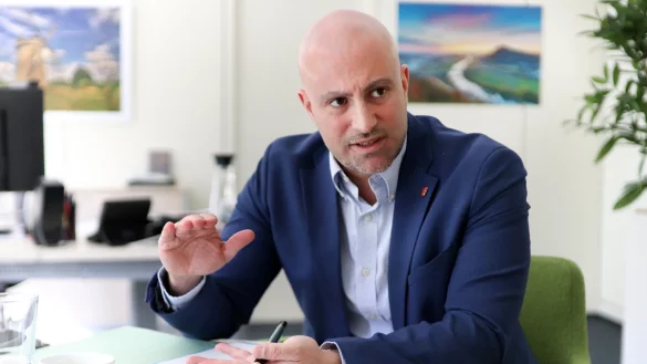 Landrat Ali Dogan (SPD) hat sich in der vergangenen Woche wiederholt &ouml;ffentlich zur t&ouml;dlichen Attacke auf einen 20-J&auml;hrigen in Bad Oeynhausen ge&auml;u&szlig;ert. Er fordert konsequenteres Handeln der Politik. - &copy; Alex Lehn