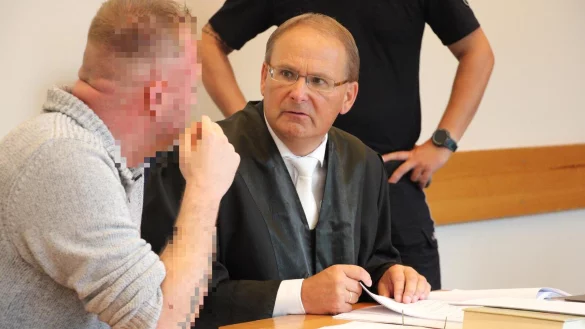 Verteidiger Axel Isermann aus Enger bespricht sich mit seinem Mandanten (44) aus Bad salzuflen. Der Angeklagte muss sich wegen versuchten Mordes durch Unterlassen verantworten. - &copy; Janet K&ouml;nig