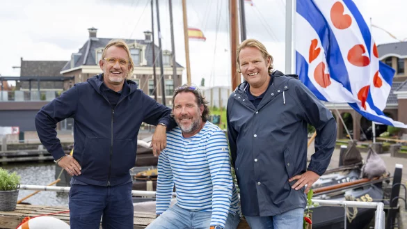 Der Bielefelder Skipper Kai Linnenbr&uuml;gger zwischen den Stark&ouml;chen Frank Buchholz (l.) und Bj&ouml;rn Freitag - er sagt: "Die Chemie passt." - &copy; WDR/Melanie Grande