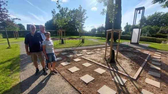 Die Vorstandsmitglieder des Heimatvereins, Dirk Steinmeier (von links), Dietmar Köller und Birgit Ridder, sind mit dem neuen Urnengarten sehr zufrieden. Bis zum Herbst soll alles fertig sein. - © Michaela Weiße