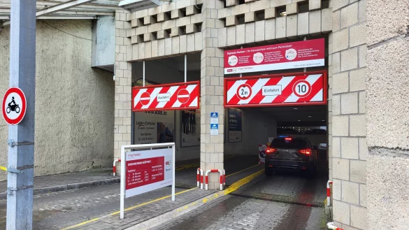 Ein- und Ausfahrt des Parkhaus "Zentrum" in Bad Salzuflen. Bislang kostete eine Stunde Parken hier 1 Euro. Zuk&uuml;nftig sollen es 1,50 Euro sein. - &copy; Freya K&ouml;hring