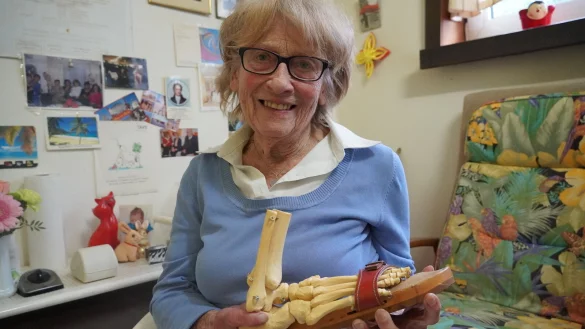 Fast ein Jahrhundert jung und trotzdem noch fest im Job: Rosemarie Hennemeyer in ihrer Fu&szlig;pflegepraxis. - &copy; Felix Schwien