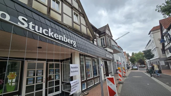 Was den Brand im Obergeschoss des Hauses an der Langen Stra&szlig;e verursacht hat, kann die Polizei noch nicht sagen. Sie geht von einem Schaden in sechsstelliger H&ouml;he aus. - &copy; Astrid Sewing