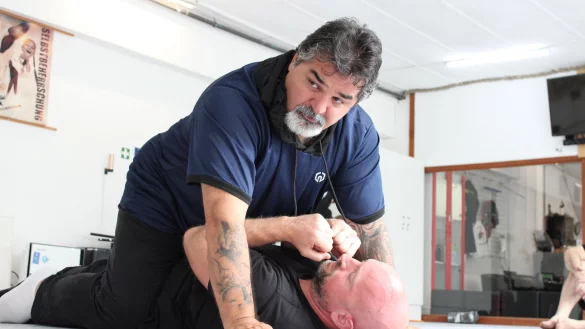 Sensei Fariborz Azhakh zeigt mit Kampfkunstsch&uuml;ler Alexander Schreiber Grundstellungen des Bodeskampfes in Jiu Jitsu. - &copy; Janet K&ouml;nig