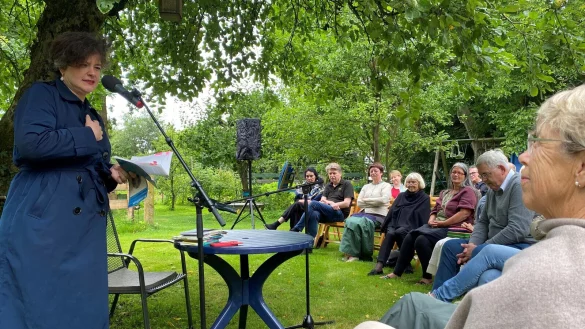 Brigitte Labs-Ehlert (links) vom Europ&auml;ischen Laboratorium l&auml;dt zum Hecken-Festival. - &copy; Maren Brettmeier