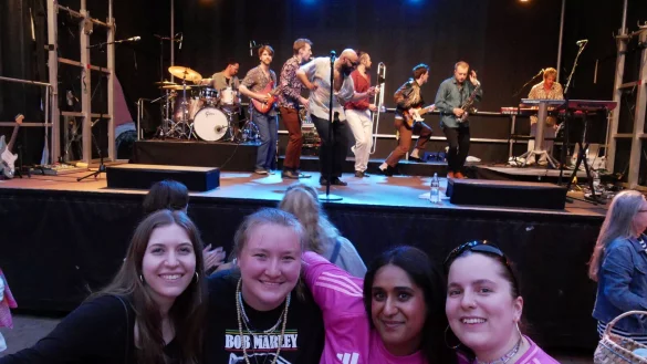 Partystimmung trotz Niederlage. Hannah Mullen, Roxama Pellmann, Mirthula Rasenthira-Kumar und Ilaria Schmoland (von links) lassen sich den Spa&szlig; nicht verderben und rocken mit der Band "Fatcat" den Maktplatz. - &copy; Thomas Kr&uuml;gler