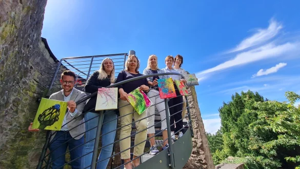 Können es kaum erwarten, dass am ersten Augustwochenende die Kunstmauer startet: (von links) André Köller, Jasmin Whiting, Sabine Kühne, Ute Radeck, Karin Siesenop und Kathrin Ridder. - © Marianne Schwarzer