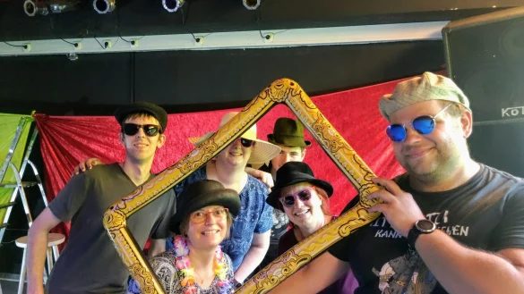 Zur Feier des 60. im Jugendzentrum Heiden gab es ein besonderes Fotostudio, das mit verschiedenen Accessoires zum lustigen Styling einlud. Diakonin Ute Schmutzler-Frohwitter (Mitte) und Pfarrerin Dr. Annette M&uuml;ller testeten das Angebot. - &copy; Kirchengemeinde Heiden