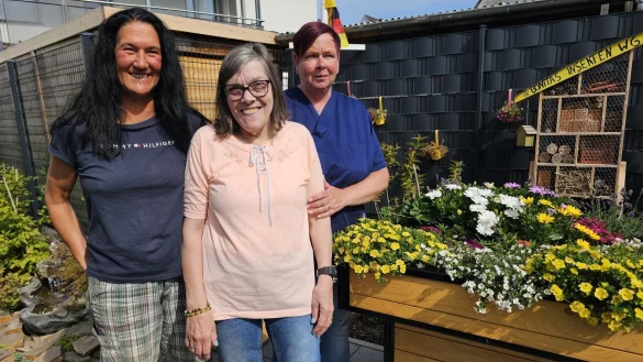 Pflegedienstleiterin Nicole Baram (links) und Silvia B&uuml;ker freuen sich sehr, dass Christel von der Heiden sich nach ihrer Obdachlosigkeit so gut in der Wohngruppe eingelebt hat. - &copy; Astrid Sewing