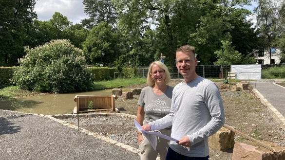 Diana Vorndamme vom Bad Meinberg e.V. und Stadtpressesprecher Sebastian Vogt besichtigen den Fortgang der Bauarbeiten f&uuml;r den Motorikpfad. - &copy; Cordula Gr&ouml;ne