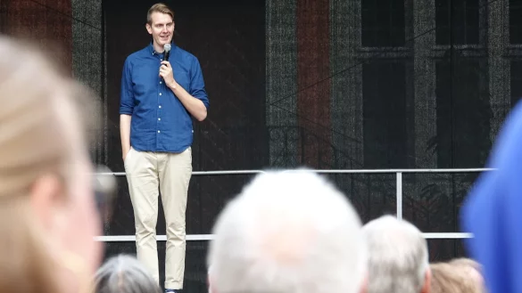 Jonas Greiner aus Th&uuml;ringen - 2,07 Meter gro&szlig; - moderierte den Sommertreff-Start. - &copy; Axel B&uuml;rger