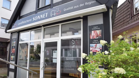 Die Filiale der Landfleischerei Sonnet an der Hauptstra&szlig;e 86 ist derzeit wegen des Brandes am Hauptstandort geschlossen. Voraussichtlich im September soll sie wieder &ouml;ffnen. Foto: Karin Prignitz - &copy; Karin Prignitz
