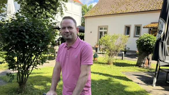 Dritan "Adriano" Jaku ist auf seinen gro&szlig;en Biergarten und den eigenen Kr&auml;uteranbau sehr stolz. - &copy; Sandra Castrup