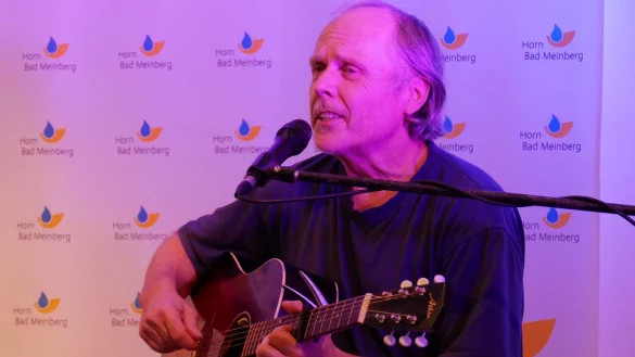 Liederabend voller Poesie und Rhythmus. Stephan Kie&szlig;ling interpretiert eindrucksvolle Songs. - &copy; Thomas Kr&uuml;gler