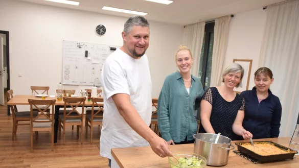 Genrich Loose, Leiter der station&auml;ren Wohngruppe (von links), Erzieherin Christina V&ouml;lker sowie die beiden Hauswirtschaftskr&auml;fte Maria Osimok und Lilli Sawatzky geh&ouml;ren zum Team. Die K&uuml;che ist der zentrale Treffpunkt. - &copy; Karin Prignitz