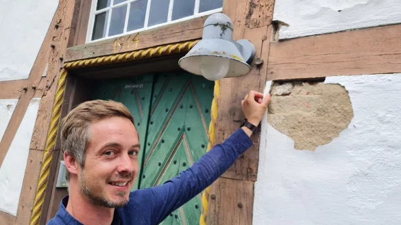 Hier br&ouml;ckelt es an allen Ecken und Enden. Der Putz muss ganz runter, sagt Falk Julke, Architekt des Landesverbandes und Leiter des Fachbereichs Bauen und Planen. - &copy; Marianne Schwarzer