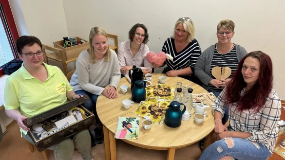 Trauerbegleiterin Vanessa Pivit mit Lena Gronemeier, Katrin Oesterwalbesloh, Melanie Br&uuml;ning, Nicole Jung sowie Michelle Richter (von links) vom Team der Kita "Wilde Wiese" bei einem der vier Fortbildungs-Module. - &copy; Sandra Castrup