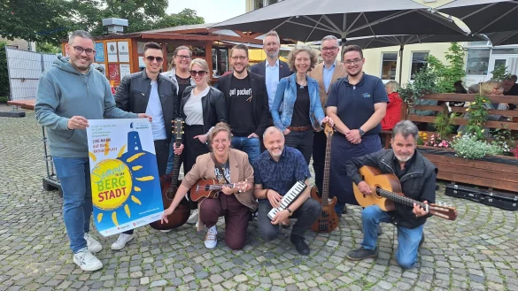 Der Sommer kann kommen finden die Akteure des Sommers in der Bergstadt. Dazu geh&ouml;ren (von links stehend): Patrick Piecha (hinten von links), (Oerlinghausen Marketing), Tobias Franzbonenkamp (Burning Guitars), Martina Metzner (Stadtwerke Oerlinghausen), Carina Hartk&auml;mper (Burning Guitars), Patrick Schumacher (Pocket Groove), Oliver Begemann (Sparkasse Lemgo), Anette Klee (Fortezza), Sven Limberg (Lippische Landesbrandversicherung AG), Marco Oberschelp (BergstadgGarten) sowie Steffi Clarke (vorne von links) und Tim M&ouml;ller ( beide Straight-2-Soul) und Thorsten Hasselberg (SaitenLage). Foto: Oerlinghausen Marketing - &copy; Oerlinghausen Marketing