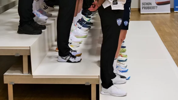 Mit frischem Schuhwerk in die neue Bundesligasaison. Die TBV-Handballer nahmen am Dienstag Aufstellung f&uuml;rs Mannschaftsfoto. - &copy; J&ouml;rg Hagemann