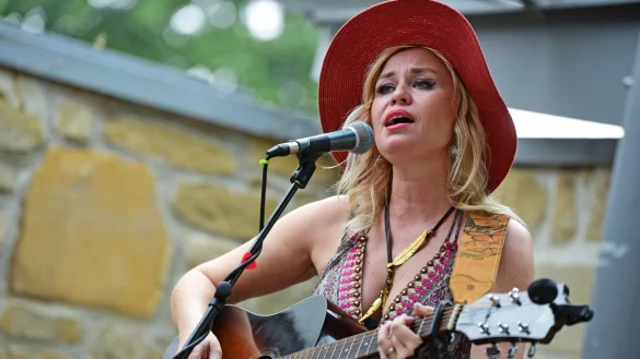 Sofia Talvik vereint auch bei ihrem Auftritt in Lemgo in ihren Liedern nordische Melancholie und moderne Folkmusik im amerikanischen Stil. - &copy; Nicole Ellerbrake