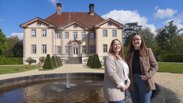 Die Leader-Regionalmanagerinnen f&uuml;r den lippischen S&uuml;dosten, Saskia J&auml;ger (links) und Benita Henning, beraten Projekttr&auml;ger. - &copy; Michaela Wei&szlig;e