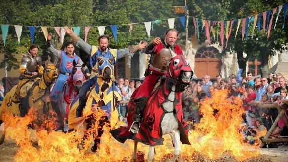 Die Ritter von Mandshur Tengri bieten beim Anno-Mittelaltermarkt in H&ouml;xter eine hei&szlig;e Show. - &copy; Huxarium-Gartenpark