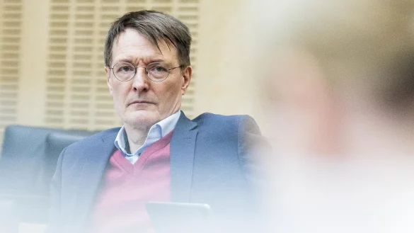 Karl Lauterbach bei einer Sitzung des Bundesrats: Die Vorschl&auml;ge des Gesundheitsministers f&uuml;r eine Reduzierung von Herz-Kreislauf-Erkrankungen stehen in der Kritik. - &copy; Carsten Koall