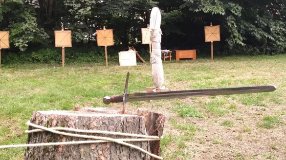 Blick zur&uuml;ck: Im Mittelalter gab's Wettk&auml;mpfe mit Schwert und Stumpf. - &copy; Gemeindewerke Schlangen