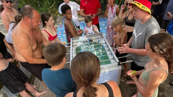 Ein kleines Sommerm&auml;rchen gab es am Kicker, den der F&ouml;rderverein des Waldfreibades im vergangenen Jahr angeschafft hatte. Beim Sommerfest wurde in H&ouml;rste die EM ausgespielt. - &copy; Heinz K&ouml;ster