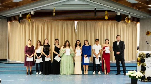 Christoph Praschak von der B&uuml;rgerstiftung (rechts) zeichnete Klassenbeste und besonders engagierte Sekundarsch&uuml;ler aus. - &copy; Timon Peters