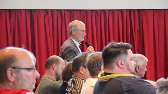 Udo Zippel, einer der Initiatoren des B&uuml;rgerbegehrens pro MVZ, spricht w&auml;hrend der Ratssitzung am Donnerstagabend im B&uuml;rgerbegegnungszentrum Hohenhausen. - &copy; Jens Rademacher