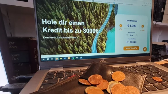 Wer nur noch ein paar Kr&ouml;ten hat, ist vielleicht geneigt, einen Kleinkredit schnell und unkompliziert aufzunehmen. Doch beispielsweise der Anbieter Ferratum versteckt die hohen Kosten in Geb&uuml;hren, etwa f&uuml;r die sofortige Bereitstellung des Geldes. - &copy; Marianne Schwarzer