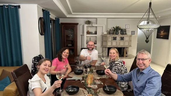 An einem Donnerstag im April waren Gina (v. l.), Vesna, Gastgeber Georg Hermann, Bettina und Ralf zu Gast in Leopoldsh&ouml;he,, um dort ein perfektes Dinner zu genie&szlig;en. - &copy; RTL / ITV Studios Germany