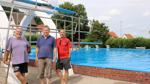 Christoph Bebermeier (links) und Dirk Herrmann (rechts) informieren &uuml;ber das Freibad. Badegast Bernhard Brandt (Mitte) erz&auml;hlt, was er an dem Bad sch&auml;tzt. - &copy; Chiara Wibbeke