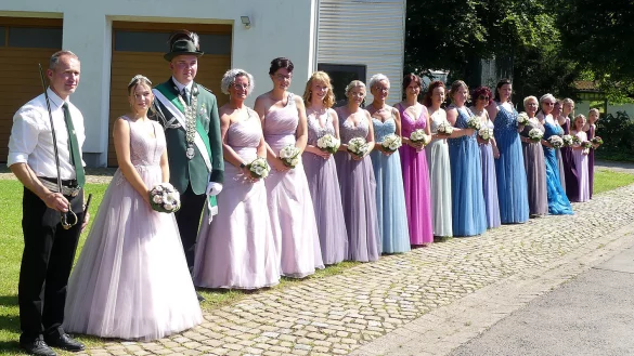 K&ouml;nigin Astrid Schatz und ihr Hofstaat bieten prunkvolle Kleider, wohin das Auge reicht. - &copy; Rudi Rudolph